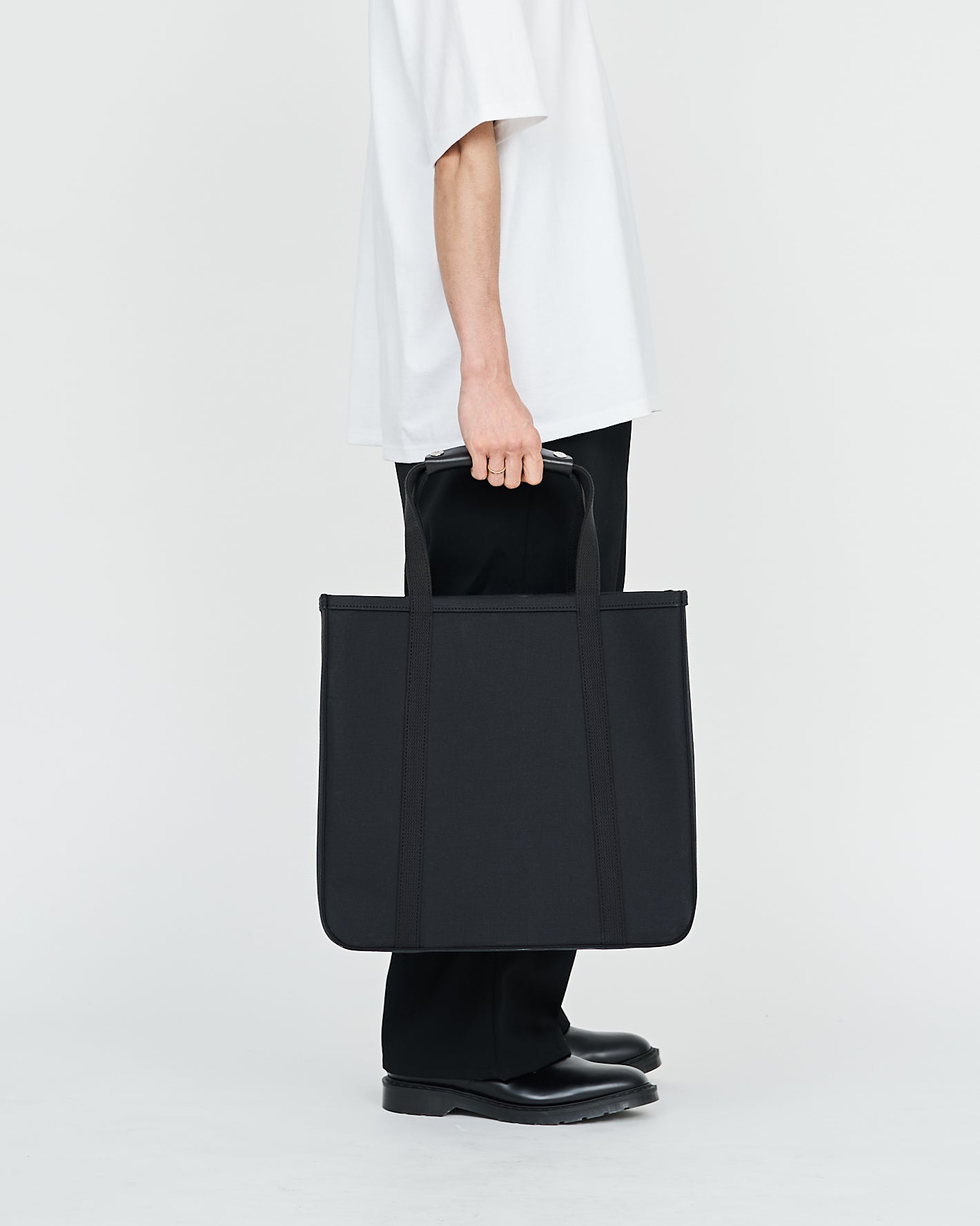 FR01 / FRAME TOTE – Graphpaper